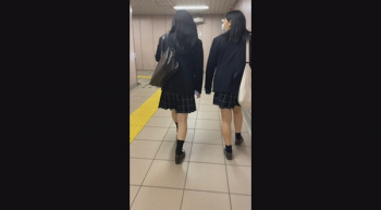 [世界のトリコ動画] JK 逆さ撮り めくり – 052＜パンチラ盗撮＞の画像