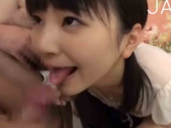 【連続フェラチオ】ロリちっぱい美少女が連続ジュポジュポごっくん祭りｗ【舌上射精】の画像