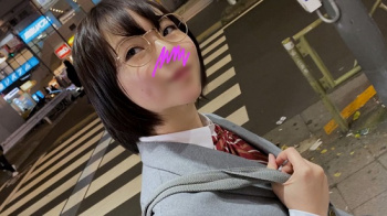 色白もち肌でロリフェイスに巨乳がなんともイヤらしい制服娘がオジサンとラブホでハメ撮りの画像