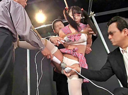 [あず希]ロリカワ美少女が片足吊り緊縛で電マ責めSM調教で痙攣アクメしイモ虫状態で身動き不可能の画像