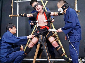 [泉りおん]くノ一が三角木馬と磔固定され電マとマシンバイブで膣穴とアナル無限責めの恥辱屈辱拷問の画像