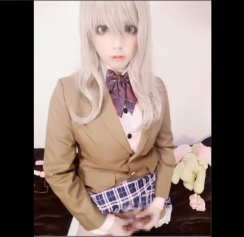 二次元っぽい女装男子が、カメラを見つめてシゴいちゃう!の画像