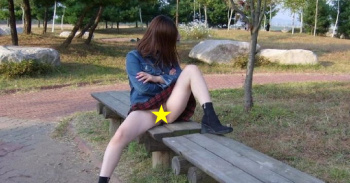 【野外露出画像レビュー】素人だけどノーパン撮影はプロ級?お外でこっそりオマ〇コだけを晒す!の画像