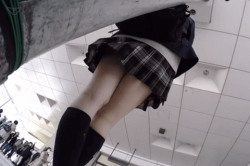 《盗撮》柱に寄りかかり誰かと待ち合わせ中の女子校生に背後から近づきスカートの中を隠し撮りの画像