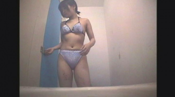 【黒髪美女の放尿】和式トイレ潜入盗撮 5人目の画像