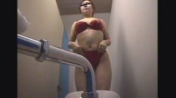 【市営プール】ぽっちゃり巨乳の女の子　和式トイレ潜入盗撮　8人目の画像