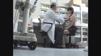 黒髪美乳な人妻・由梨さん(27)関西有名産婦人科マル秘盗撮11 問診編の画像