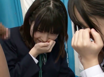 〚ＭＭ号＼修学旅行生編(^^♪〛やだぁぁぁ~~~大きい♡初めて見た？デカマラ棒が制服娘を貫いちゃうぜwwwwwwwwwwwwwwwwの画像