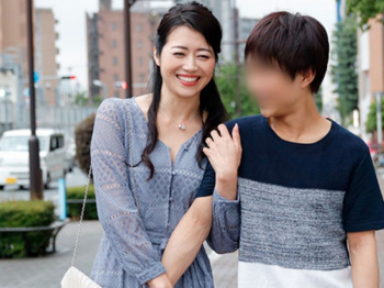 『卒業記念＼義理母…中出し筆おろし』はぐぅ僕孕ませて。ウブ家族を濃厚フェロモンをばら撒く奥様が羽交い絞めで種付けされるぜwwwwwwの画像