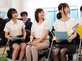 《新任女センコー／セクハラ健康診断》しゅぁぁ~観ないでお小便。マッ裸になっウブ娘が同僚の前で四つん這いの辱め堕ち。企画wwwwwwの画像