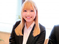 『中出しミッション＼出張中…新人ＯＬ』やだっ上司とエチなんて…製麺も秒のパツキン娘が着衣で馬乗り喰いしちまう企画wwwwwwwwwwの画像