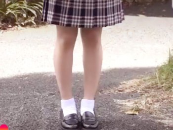 『中出しナンパ＼鬼ウブＪＫ』やだぁチ〇ポお絵描きなんて…発育抜群な制服乙女が差し出された巨根に注入させちまう。企画wwwwwwwwの画像