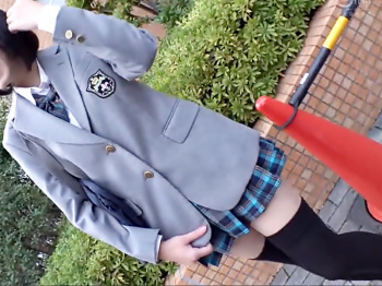 〔ナンパ～美麗太ももJK/卑猥インタビュー、エロ動画〕ミニスカ‥ガン見しないで！可愛い制服乙女が美脚使って痴女遊びWWWWWWWWの画像