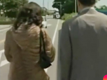 ［不倫願望マダム/エロ動画］早くムラムラお膣鎮めて！車中でチカンそれたムッチリOLが変態ヤロウとナマでヤリ狂っちまうぜWWWWWWの画像