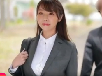 〔上羽絢/働く奥様～NTRエロ動画］やんっベロチュー…オカしくなる！出張先で不貞に溺れた女上司が隠れデカパイ揺らして絶叫WWWWWWの画像