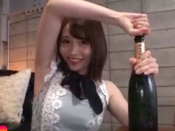 ［伊藤舞雪/酒乱覚醒、エロ動画］お酒もチ◎ポも…沢山欲しい！神スタイル美女が大胆な開脚騎乗位で男根味見しちまうぜWWWWWWWの画像