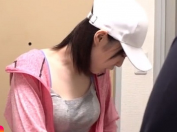 ［汗滲ませ配達員/中だしキメセク、エロ動画］もじもじ…お股熱い！エロ薬で愛液溢れさせたお姉さんが鬼畜ヤロウに注入させるぜWWWWWの画像