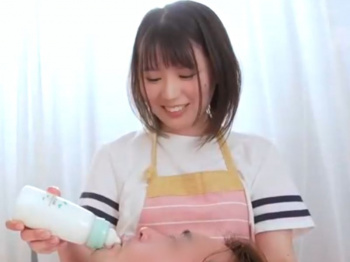 ［激カワ保育士/初撮り、エロ動画］ふふふミルクの時間ですょ！オムツの変態中年をキュートお姉さんが発射させちまうぜWWWWWWWの画像