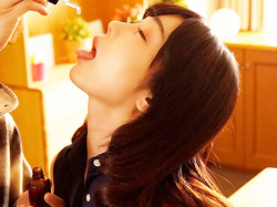 「中出し必須/ガンギマリ母親」お願いお膣沈めて！息子ツレにエロ薬飲まされた美魔女がエビアクメで種付けさせる、エロ動画WWWWWWの画像