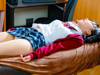 「極悪/中出し~催眠治療」恥ずい~おもらし！ヤバイやつの暗示でお股開いた制服JKがドクドク注入させるエロ動画WWWWWWWWWWWの画像