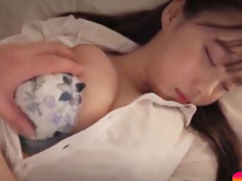 ［出張泥酔/不同意~交尾］痛い乳揉み…オッパイ許して！ヤバイやつ上司に押し倒された美巨乳が無残に汚されるエロ動画WWWWWWWWWの画像