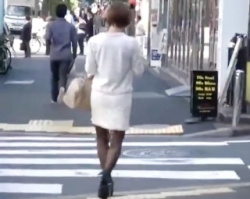 【人妻ナンパ】生理前で欲求不満なお尻フリフリさせて歩いているタイトスカートの巨乳妻をナンパ！の画像