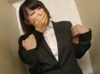 公衆トイレにきたOLのウブ巨乳娘を襲って個室に引きずり込み乳を揉みまくり、パンツの中にチンポを差し込み大量射精!の画像