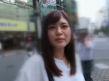 《素人軟派》街で見つけた20歳の大学生をナンパGET『彼氏が居なくムッツリ系かな。。。』ツルツルま〇こに白濁ザーメン発射！の画像