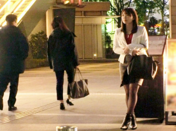 《失禁》乳首ピンクをしたエステ店で働く『彼氏ナシのお姉さん。。』溜まった性欲がパイパンま〇こからビシャビシャー！の画像