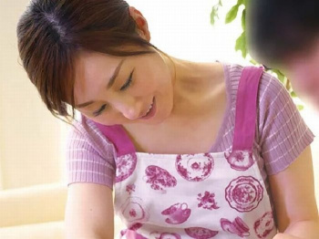 《娘の彼氏》大人の魅力たっぷりな『35歳の奥様が若者チ〇ポに。。』種付けされちゃう！の画像