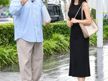 チ〇ポ汁が出ちゃいそうな『美魔女を街で軟派GET。。』褒めたらかし口説けば42歳の奥様はどうなる！の画像