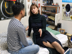 美人妻を部屋に連れ込み『おま〇こ舐めクリまわして。。』がっぽりハメちゃう様子を隠し撮り！の画像