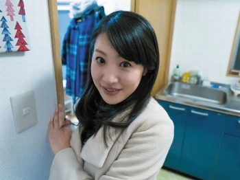 1人暮らしの美女宅にお邪魔『ランジェリーを見せてもらい。。』エッチな話の後におマ〇コ頂き絶頂！の画像