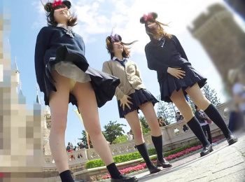 【お宝JKパンチラ盗撮】某夢の国!?修学旅行、卒業旅行を楽しむ自撮り大好き少女達をパンツ盗撮魔が狙い撃ち！友達との想い出づくり、自撮りに夢中で皆スカートのガードが甘め。でも盗撮はダメ！【Redtubeエロ動画】の画像