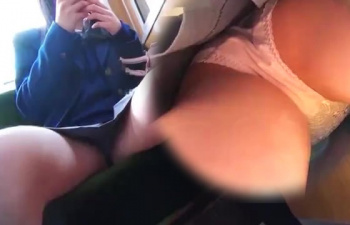 【電車内パンチラ盗撮】この接写逆さ撮りはヤバイ！清純ロリJKのおまんこの形を想像してしまう程の超接写撮り！電車内ではシート前から正面盗撮、ホームでは大胆にもスカート内へ逆さカメラを…【Pornhubエロ動画】の画像