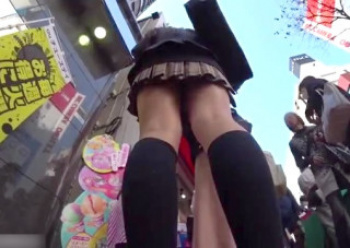 【パンチラJK盗撮】街で見かけたミニスカJK。変態逆さ撮り師が駅構内まで追っかけストーキング盗撮。エスカレーターをのぼる際、JKの生脚エロ太ももにカメラが接写大接近！【ShareVideosエロ動画】の画像