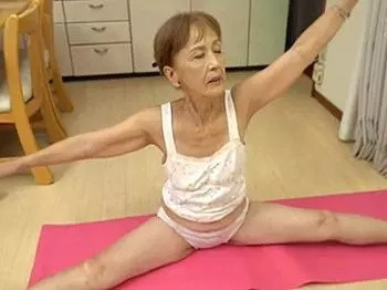 孫と近親相姦しちゃうおばあちゃん!自分から腰振ってるwの画像