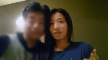 【個人撮影】貧乳だけど美人でスタイル抜群の奥さん!本物素人奥様に目隠しをして内緒で撮影された痴態がエロ過ぎ!の画像