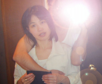 【個人撮影】出産後に不倫しちゃう激カワ奥さん!垂れ気味おっぱいが絶妙にエロい人妻が窓際でハメまくっちゃう!の画像