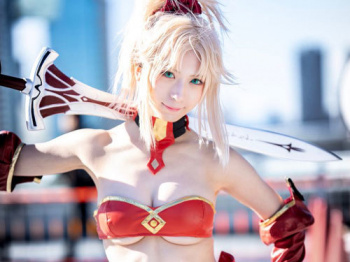 素人コスプレイヤーのコスチュームからこぼれ出ちゃいそうなおっぱいに釘付けの画像