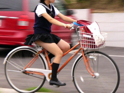 【JK街撮り盗撮エロ画像】自転車で通学する女子校生を隠し撮り…太もも丸見えで注目しちゃう！の画像
