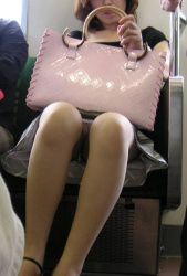 【電車美脚盗撮エロ画像】素人さんの綺麗な足を眺めることが出来る場所…色気が凄い女性ばかりだな！の画像