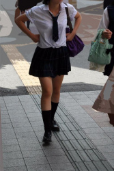 【JK美脚エロ画像】女子校生の張りの良い生足を楽しむ…可愛さとエロさをアピールしている！の画像