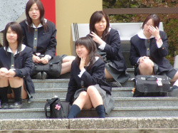 【JKパンチラ盗撮エロ画像】女子校生のパンツを拝みたい奴は集合…股間に視線を集中させよう！の画像