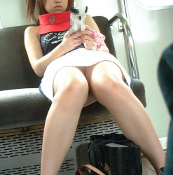 【素人パンチラ盗撮エロ画像】電車でスカートを穿いた女性の下着が偶然見えて隠し撮り実行した！の画像