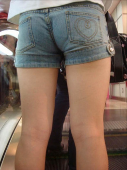 【ホットパンツエロ画像】美脚女性が履いてると嫌でも見てしまうな…健康美がセクシーなんだよ!の画像