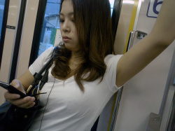 【電車盗撮エロ画像】女の子の脇ってドスケベなんだよな…ただで見れるのは有り難い！の画像