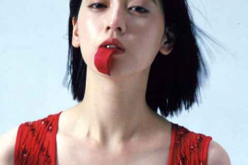 三吉彩花 エロ画像　ノーブラおっぱい！生乳の谷間がセクシーすぎるｗｗｗｗｗｗの画像