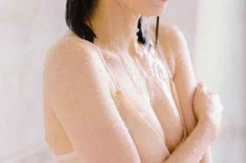今泉佑唯 エロ画像　腕ブラおっぱいポロリ！乳首？乳輪チラ見えがエロすぎるｗｗｗｗの画像