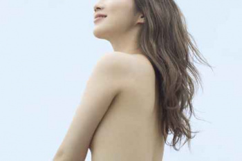 ファーストサマーウイカ 上半身ヌード！下着おっぱいの谷間がエロいｗｗ【動画あり】の画像